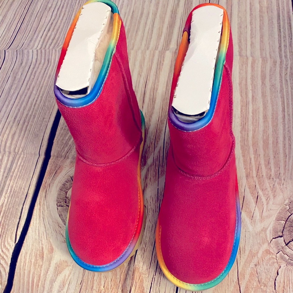 🆕 🥾 UGG KIDS' CLASSIC SHORT II RAINBOW🌈